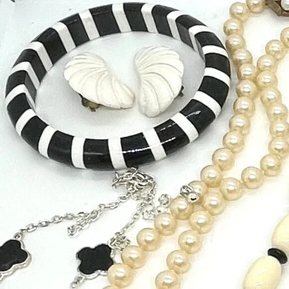 VINTAGE MODERN JEWELRY LOT BLACK WHITE NECKLACES EARRINGS BANGLE CURATED - Picture 2 of 13
